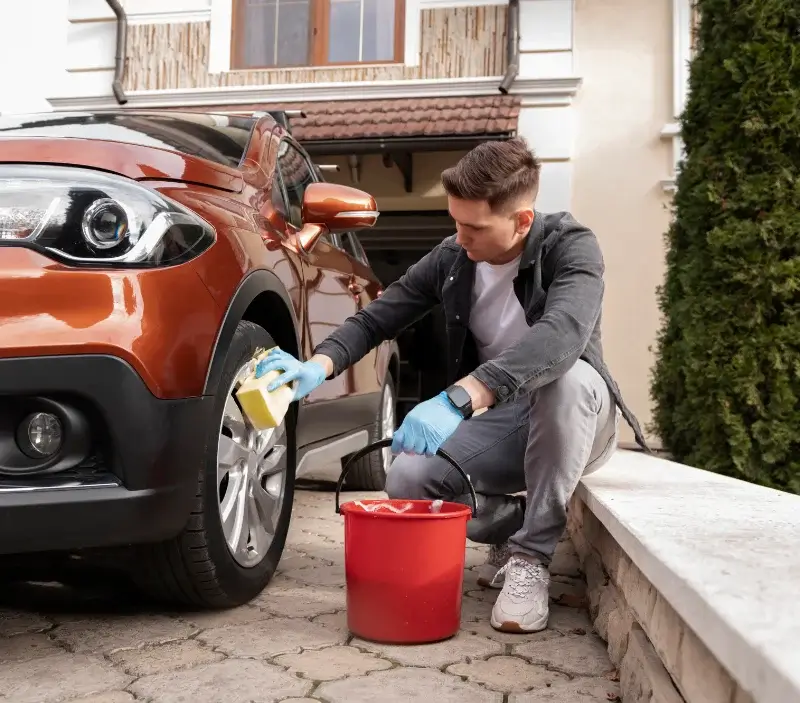 Lavage auto à domicile Plomeur : professionnel intervenant sur un véhicule